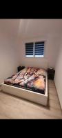 Een bed of bedden in een kamer bij Le petit chez nous G&icirc;te climatis&eacute; jardin