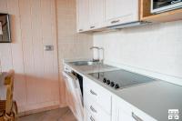Kuchyňa alebo kuchynka v ubytovaní COZY COTTAGE by Design Studio