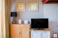 Televízia a/alebo spoločenská miestnosť v ubytovaní COZY COTTAGE by Design Studio