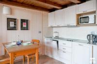 Kuchyňa alebo kuchynka v ubytovaní COZY COTTAGE by Design Studio