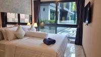 Postel nebo postele na pokoji v ubytování B207-Hi-Ended Pool Access 1br 300m 2 Ao Nang Beach
