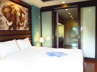 Postel nebo postele na pokoji v ubytování 639 2 Bedroom Contemporary Teak Wood Patong Beach