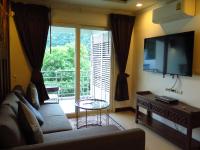 TV a/nebo společenská místnost v ubytování 639 2 Bedroom Contemporary Teak Wood Patong Beach