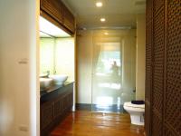 Koupelna v ubytování 639 2 Bedroom Contemporary Teak Wood Patong Beach