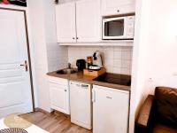 a small kitchen with a sink and a microwave at Magnifique appartement 2 pièces in Deauville