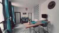 Telewizja i/lub zestaw kina domowego w obiekcie STUDIOS ET APPARTEMENTS EN CENTRE VILLE Boulogne sur mer