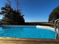 Bazén v ubytovaní Gite à la ferme avec jacuzzi et piscine chauffée alebo v jeho blízkosti