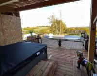 Bazén v ubytovaní Gite à la ferme avec jacuzzi et piscine chauffée alebo v jeho blízkosti