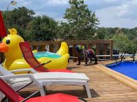 Bazén v ubytovaní Gite à la ferme avec jacuzzi et piscine chauffée alebo v jeho blízkosti