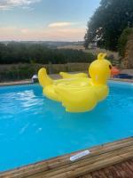 Bazén v ubytovaní Gite à la ferme avec jacuzzi et piscine chauffée alebo v jeho blízkosti