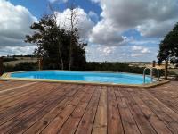 Bazén v ubytovaní Gite à la ferme avec jacuzzi et piscine chauffée alebo v jeho blízkosti