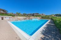 Bazén v ubytovaní Oliveto al Porto Apartments by Wonderful Italy alebo v jeho blízkosti