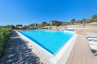 Bazén v ubytovaní Oliveto al Porto Apartments by Wonderful Italy alebo v jeho blízkosti