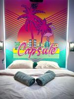 Posteľ alebo postele v izbe v ubytovaní Capsule Miami Vice - Jacuzzi - Billard - Ecran cinéma & Netflix - Ping-Pong - Nintendo & Jeux-
