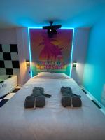 Posteľ alebo postele v izbe v ubytovaní Capsule Miami Vice - Jacuzzi - Billard - Ecran cinéma & Netflix - Ping-Pong - Nintendo & Jeux-