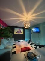 Televízia a/alebo spoločenská miestnosť v ubytovaní Capsule Miami Vice - Jacuzzi - Billard - Ecran cinéma & Netflix - Ping-Pong - Nintendo & Jeux-