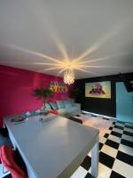 Posteľ alebo postele v izbe v ubytovaní Capsule Miami Vice - Jacuzzi - Billard - Ecran cinéma & Netflix - Ping-Pong - Nintendo & Jeux-