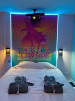 Posteľ alebo postele v izbe v ubytovaní Capsule Miami Vice - Jacuzzi - Billard - Ecran cinéma & Netflix - Ping-Pong - Nintendo & Jeux-