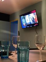 Televízia a/alebo spoločenská miestnosť v ubytovaní Capsule Miami Vice - Jacuzzi - Billard - Ecran cinéma & Netflix - Ping-Pong - Nintendo & Jeux-
