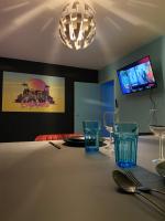 Televízia a/alebo spoločenská miestnosť v ubytovaní Capsule Miami Vice - Jacuzzi - Billard - Ecran cinéma & Netflix - Ping-Pong - Nintendo & Jeux-
