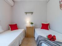 Posteľ alebo postele v izbe v ubytovaní Casa con Piscina, A/A, Wifi, Barbacoa, a 200 m de la Playa - ES-89-75