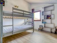 Uma ou mais camas em beliche em um quarto em Maison Sanguinet, 3 pi&egrave;ces, 5 personnes - FR-1-521-169