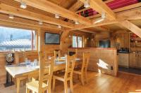 Televízia a/alebo spoločenská miestnosť v ubytovaní Chalet de l'Alpage - Happy Rentals