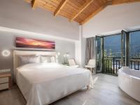 Posteľ alebo postele v izbe v ubytovaní Luxury love nest with hot tub & heated pool