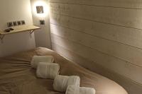 1 dormitorio con 2 toallas blancas en una cama en Suresnes : 2 pièces cosy, en Suresnes