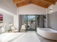 Posteľ alebo postele v izbe v ubytovaní Luxury love nest with hot tub & heated pool