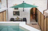 Bazén v ubytovaní Luxury love nest with hot tub & heated pool alebo v jeho blízkosti