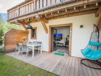 Patio lub wspólna przestrzeń na świeżym powietrzu w obiekcie Bel appart 4* avec jardin privé, à 350m de la Flégère, WIFI, PARKING - FR-1-343-213
