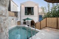 Bazén v ubytovaní Luxury love nest with hot tub & heated pool alebo v jeho blízkosti