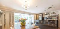 Kuchyň nebo kuchyňský kout v ubytování St Johns Wood 3 Bed Executive apartment