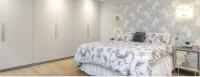 Postel nebo postele na pokoji v ubytování St Johns Wood 3 Bed Executive apartment