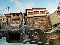 メツォヴォにあるAsteri Metsovouの雪段を前に建つ建物