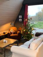 una sala de estar con un árbol de Navidad en la esquina en Les Trigones du Causse -Maison atypique avec Piscine Privée, en Saint-Martin-Labouval