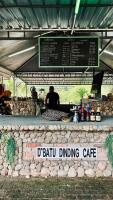 Un hombre parado en un café Baru Dilling con un cartel. en Sahom Valley Resort - Agro & Eco Park, en Kampar