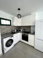Kuchyňa alebo kuchynka v ubytovaní Casa Feliz - one bedroom central apartment with communal pool