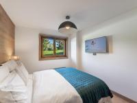 Łóżko lub łóżka w pokoju w obiekcie Appartement de Standing à Megève, 5 Min des Pistes, Sauna, Hammam, Parking, Animaux Acceptés - FR-1-569-52