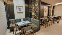 una fila de mesas y sillas en un restaurante en Oyster Bay Beach Resort - Luxury Serviced Condo, en Marsa Alam