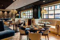 Khu vực ghế ngồi tại Atheneum Suite Hotel