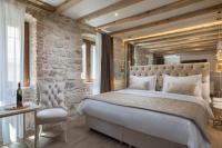 Posteľ alebo postele v izbe v ubytovaní Le Premier Luxury Rooms