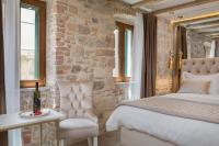 Posteľ alebo postele v izbe v ubytovaní Le Premier Luxury Rooms
