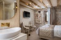 Posteľ alebo postele v izbe v ubytovaní Le Premier Luxury Rooms