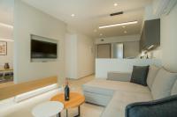 Televízia a/alebo spoločenská miestnosť v ubytovaní Celine Luxury Apartments & Suites