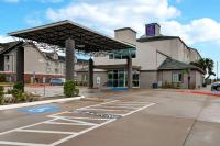 Un edificio con un estacionamiento enfrente. en Motel 6-Pharr, TX, en Pharr