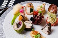 um prato de comida com sushi numa mesa em Hotel Oxford By TimHotels em Timişoara