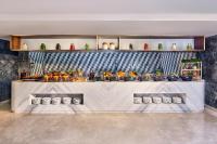 un vestíbulo con un mostrador con jarrones. en Novotel Mumbai International Airport, en Bombay