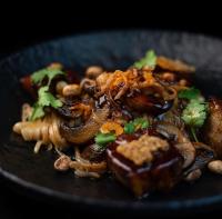 un plato de comida con setas y otros alimentos en Hotel Am Markt, en Besigheim